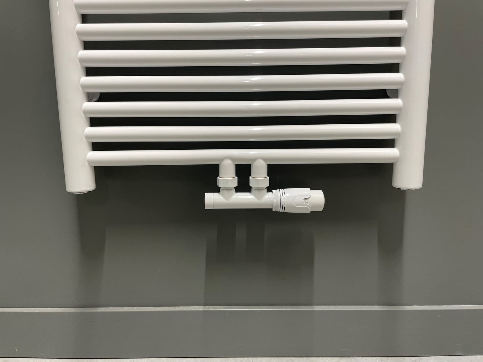Thermrad Tone design onderblok 1/2" wit met thermostaatknop, koppeling 16x2 en 15mm, rozet en afdekking tbv middenaansluiting.