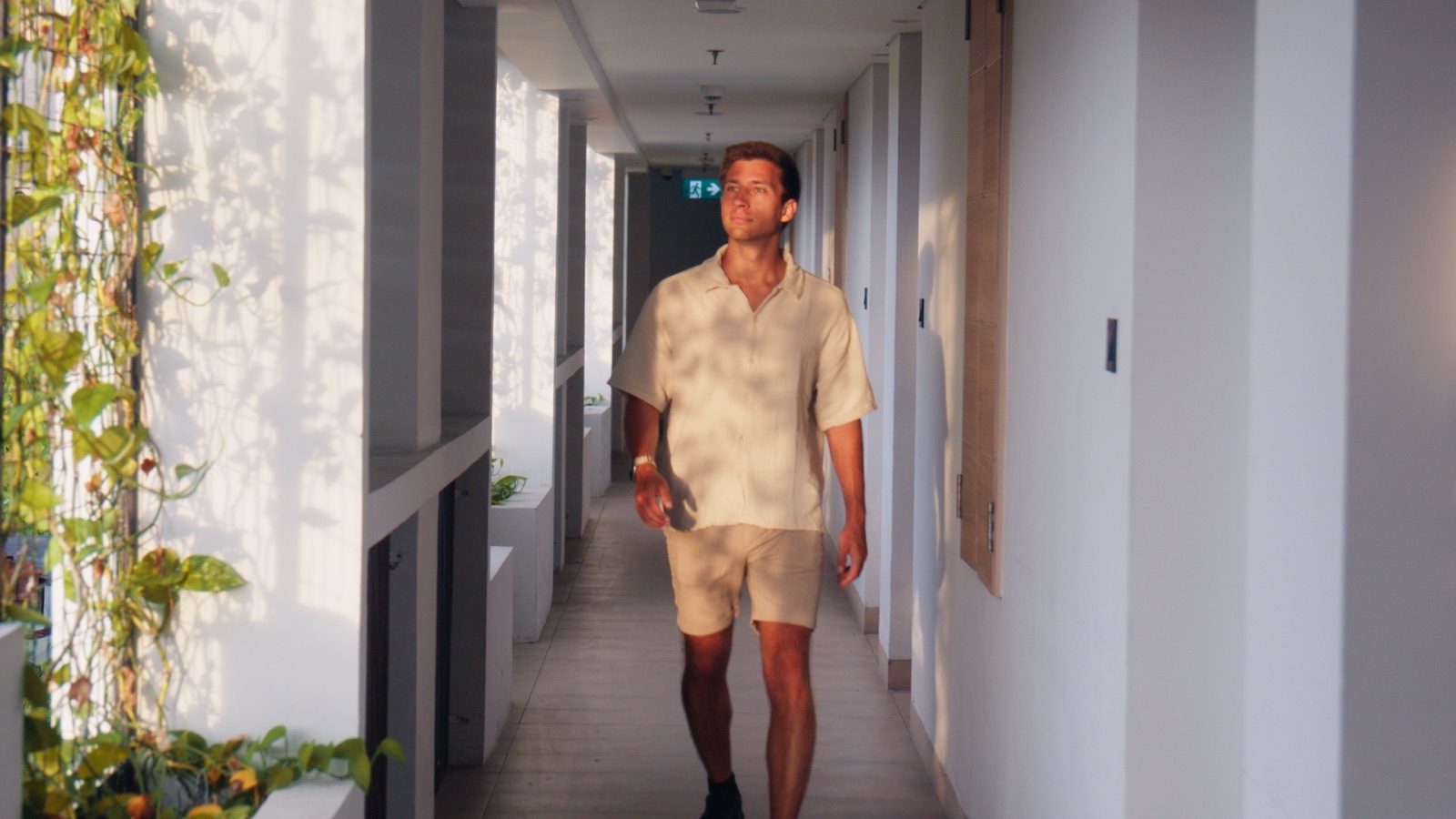 Holiday Inn Express, frame 4